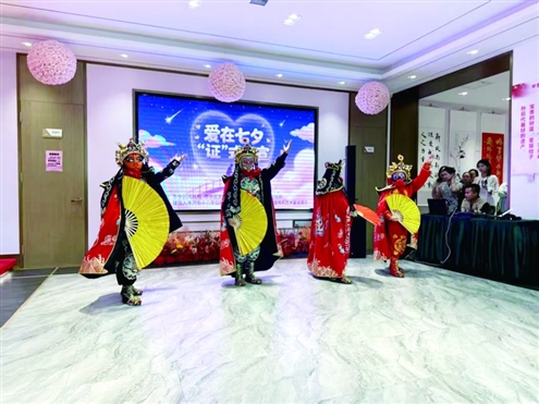 济南市市中区民政局婚姻登记处开展主题活动,丰富的表演增添喜庆氛围 记者 于娜 通讯员 宋晓妍 摄